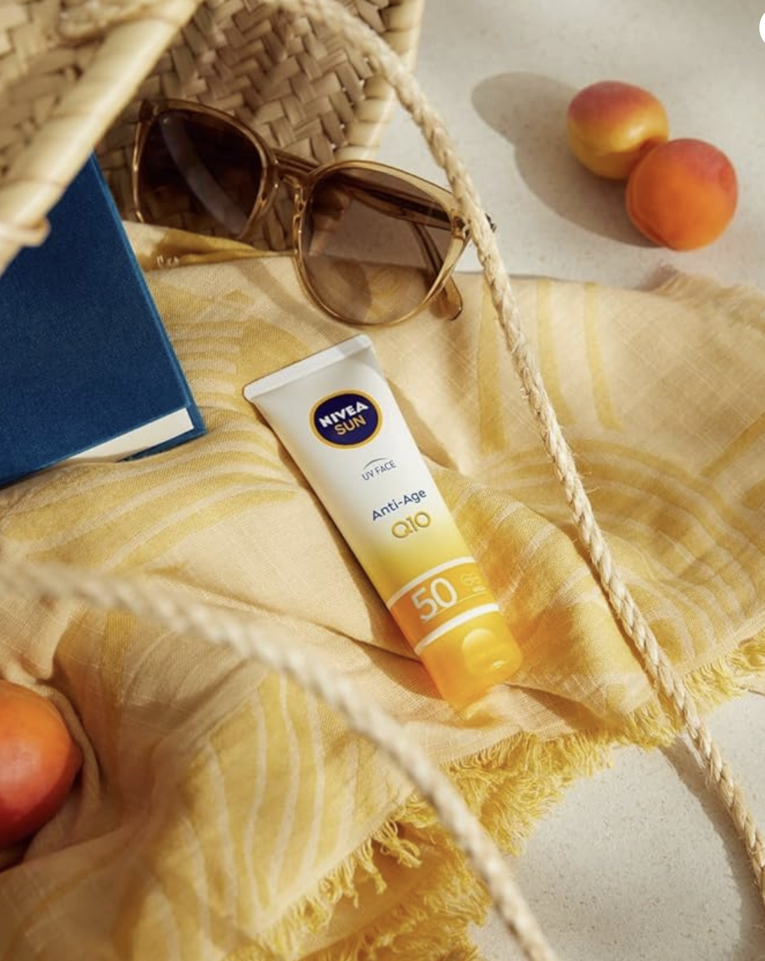 NIVEA SUN Anti-Age Q10 SPF50 dans un sac de plage