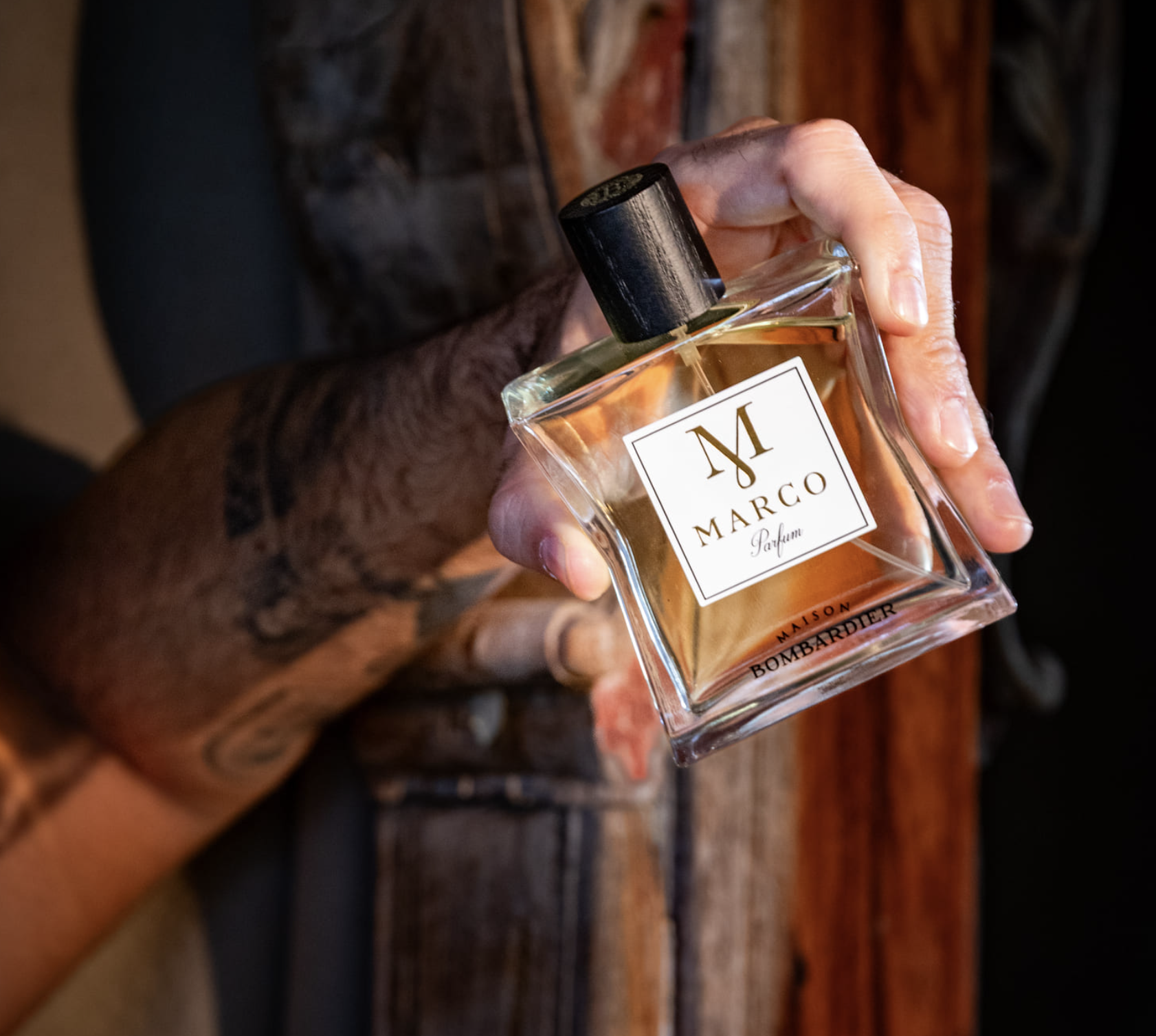 Flacon du parfum Marco par Maison Bombardier tenu en main