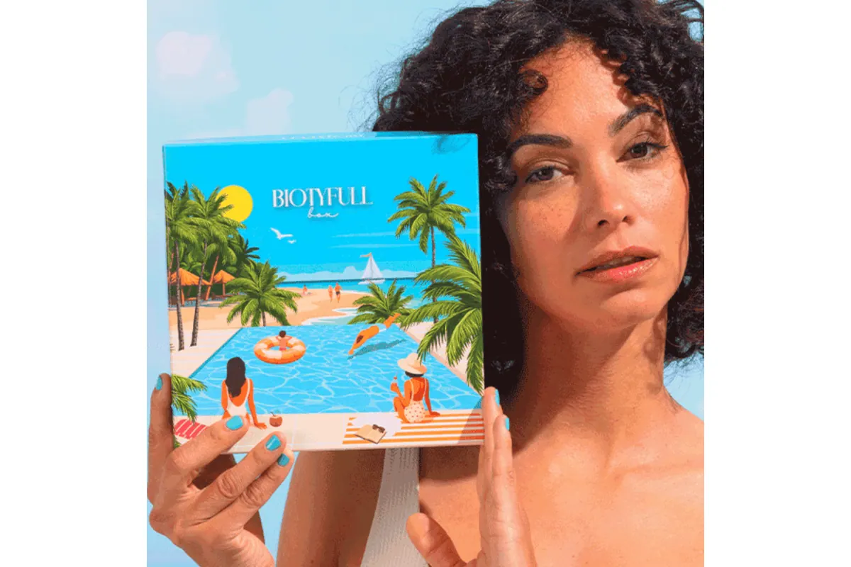 Biotyfull Box Été au Bord de l'Eau produits posés autour rose bleu palmiers visage cheveux lèvres corps