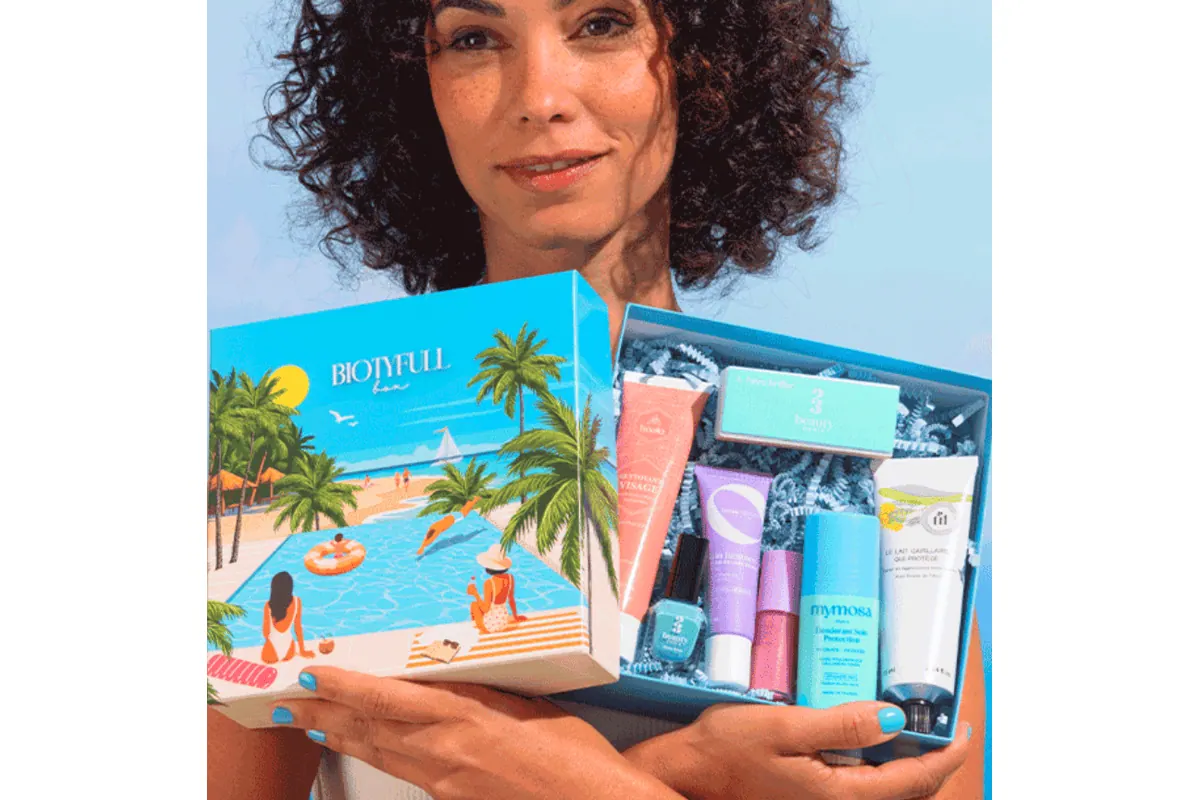 Biotyfull Box femme tenant la box visuel lifestyle palmiers piscine été