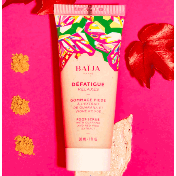 BAÏJA Défatigue Relaxes Gommage Pieds tube fleuri vigne rouge curcuma fond rose corail