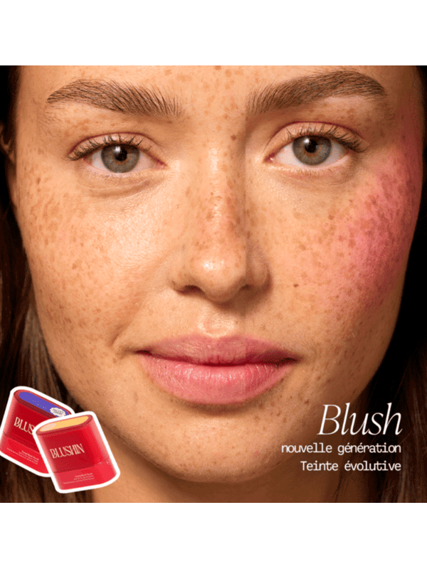 Blushin blush stick application pommettes lifestyle femme peau bronzée fini naturel