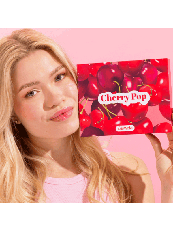 Femme blonde tenant la box Glowria Cherry Pop rose pop lifestyle été cerises