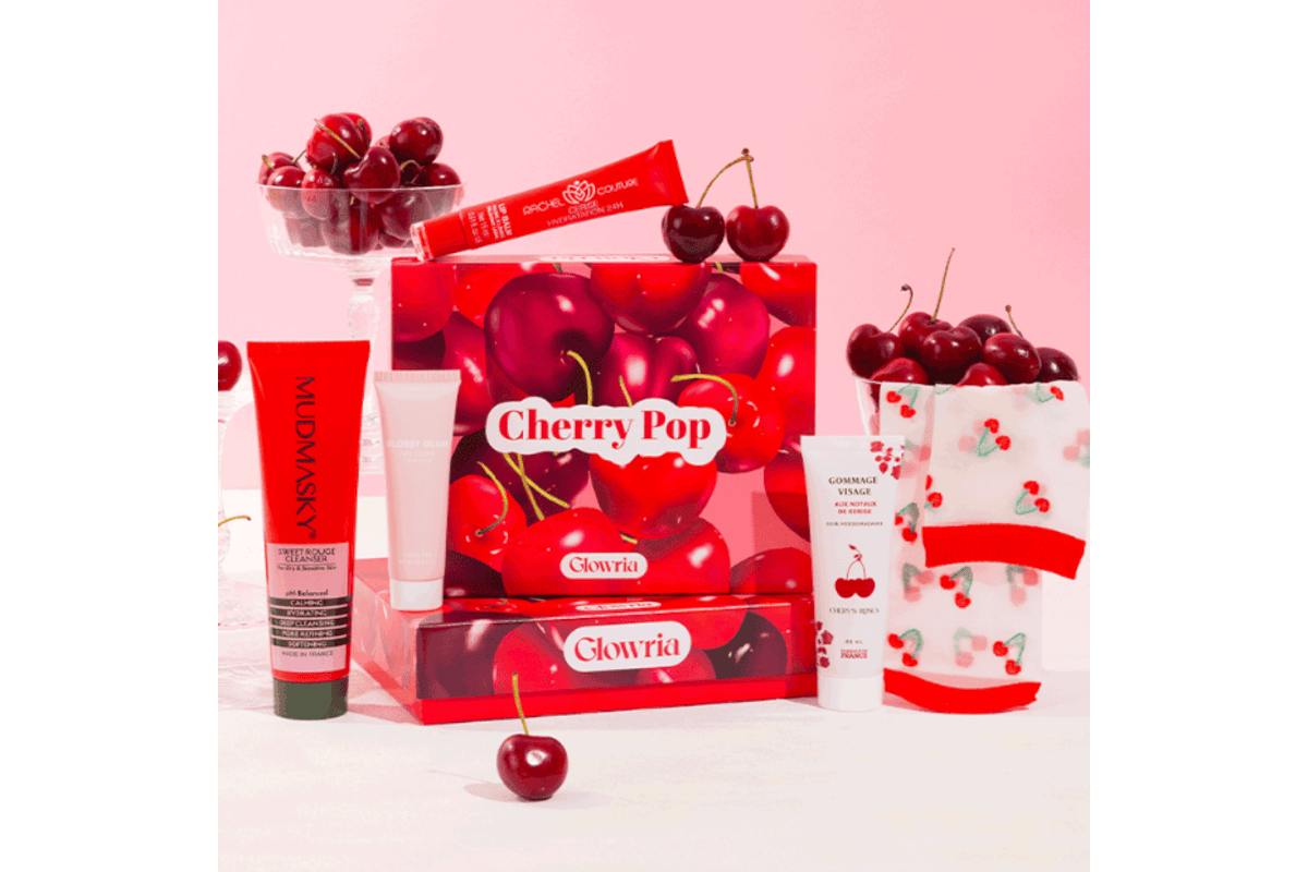 Glowria Box Cherry Pop juin 2026 box rouge cerises tenue par main fond rose pétillant
