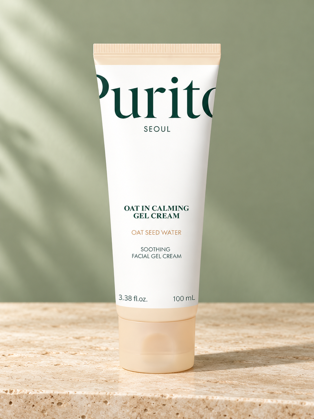Tube Purito Oat-In Calming Gel Cream sur travertin et fond sauge