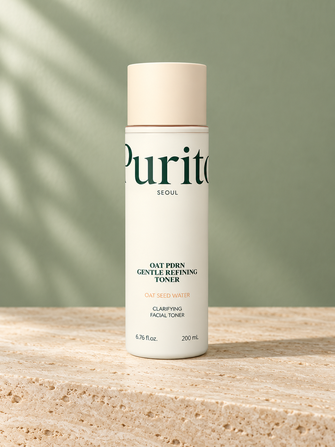 Flacon Purito Oat PDRN Gentle Refining Toner sur travertin et fond sauge