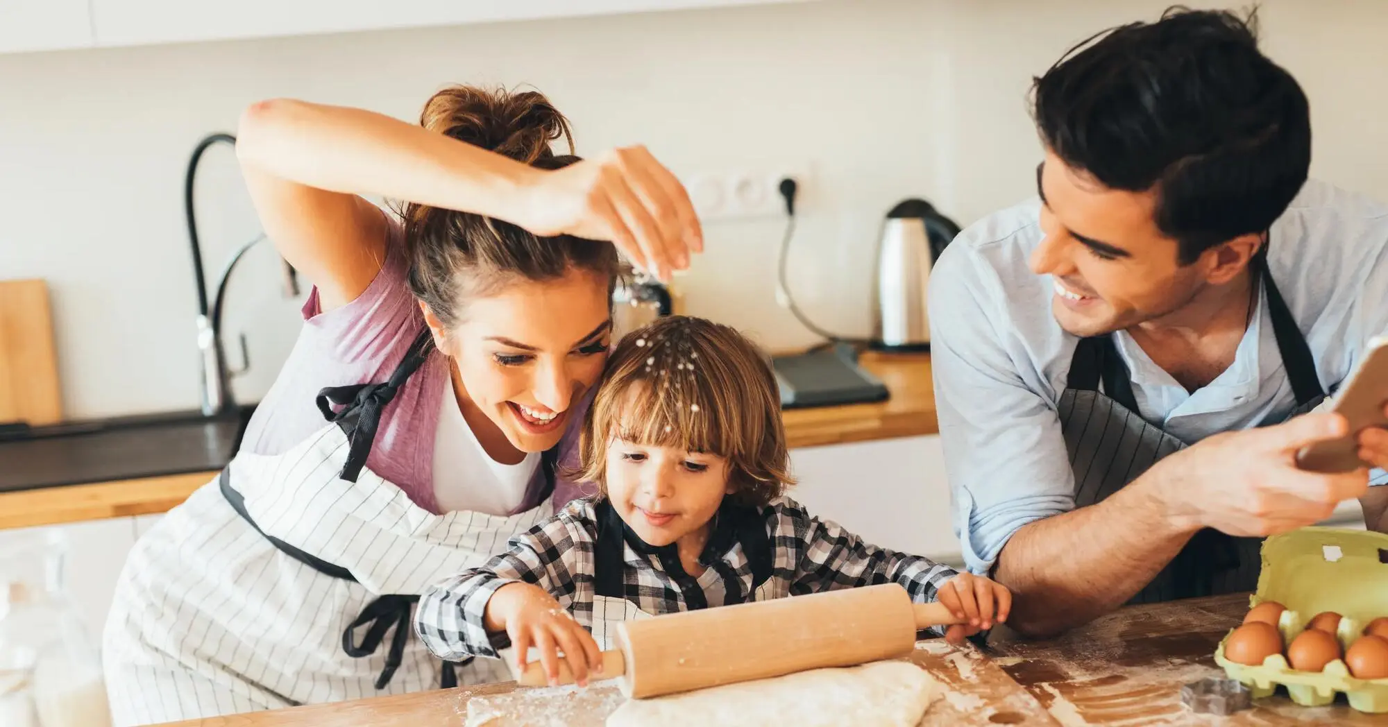 Famille préparant une recette ensemble dans une cuisine