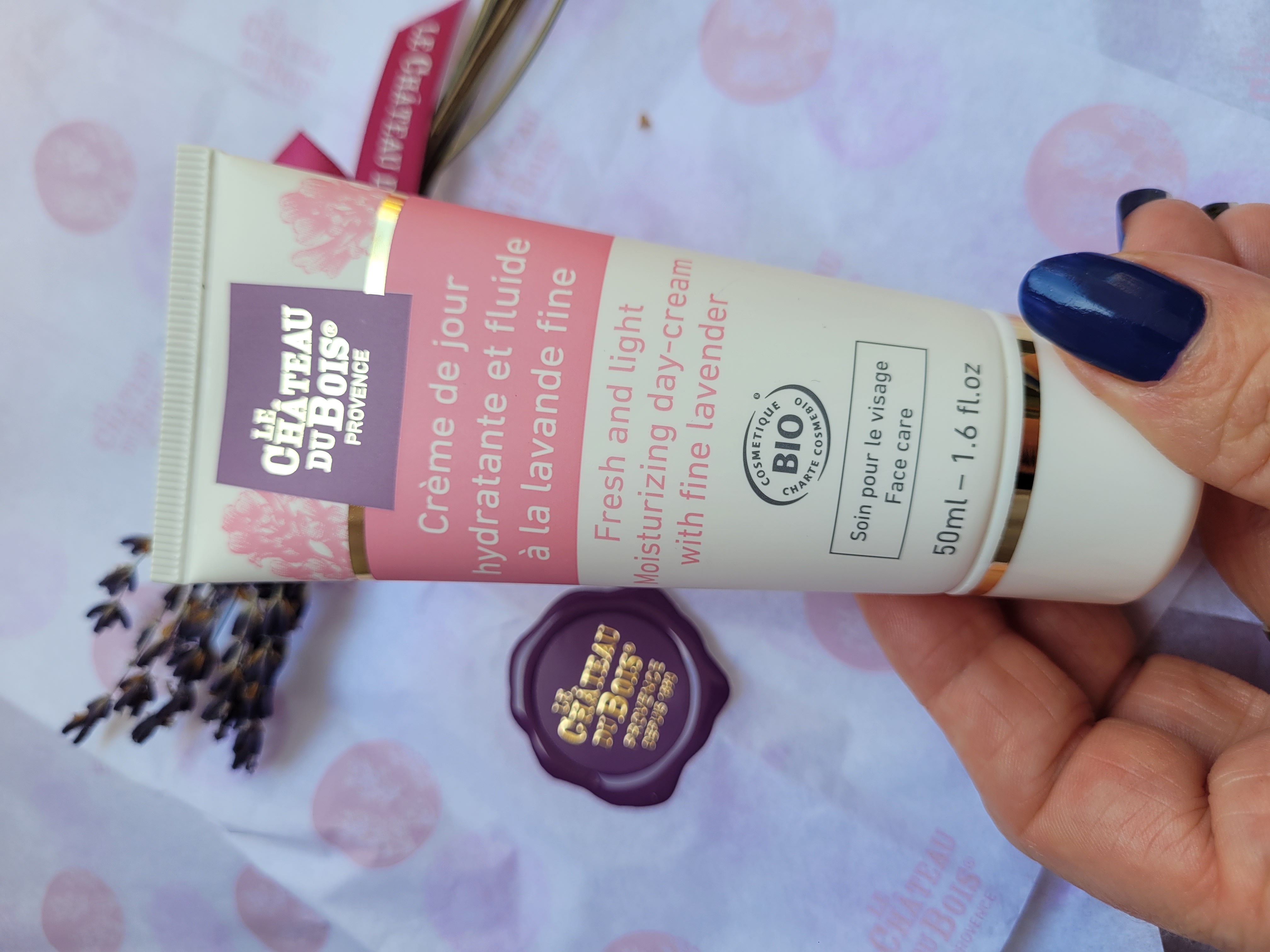 Application de la crème sur le visage