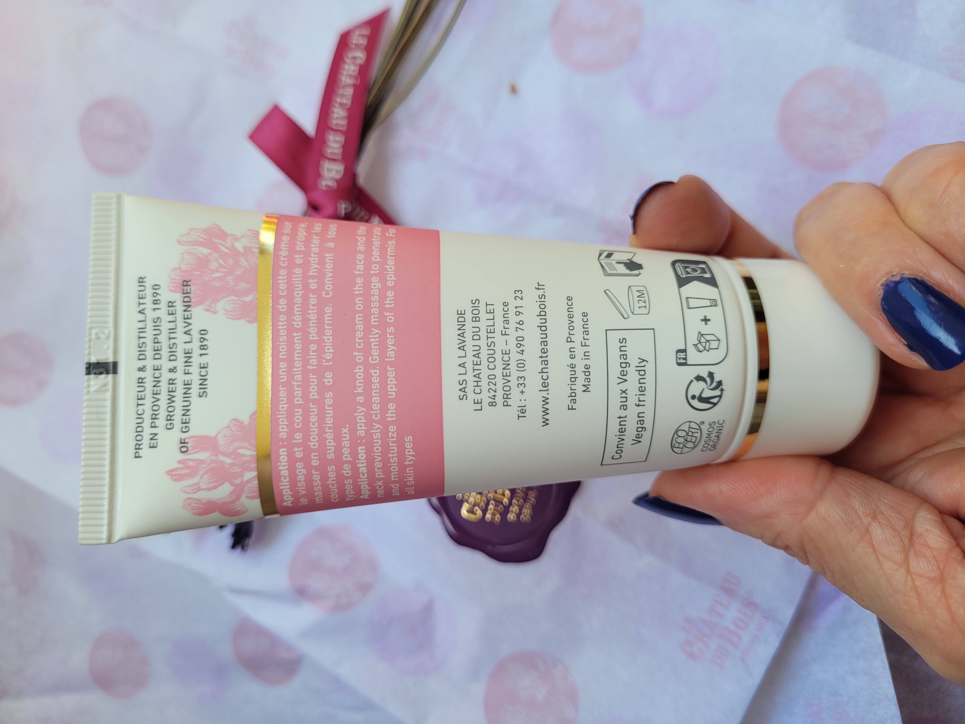 Texture de la crème Château du Bois sur le doigt