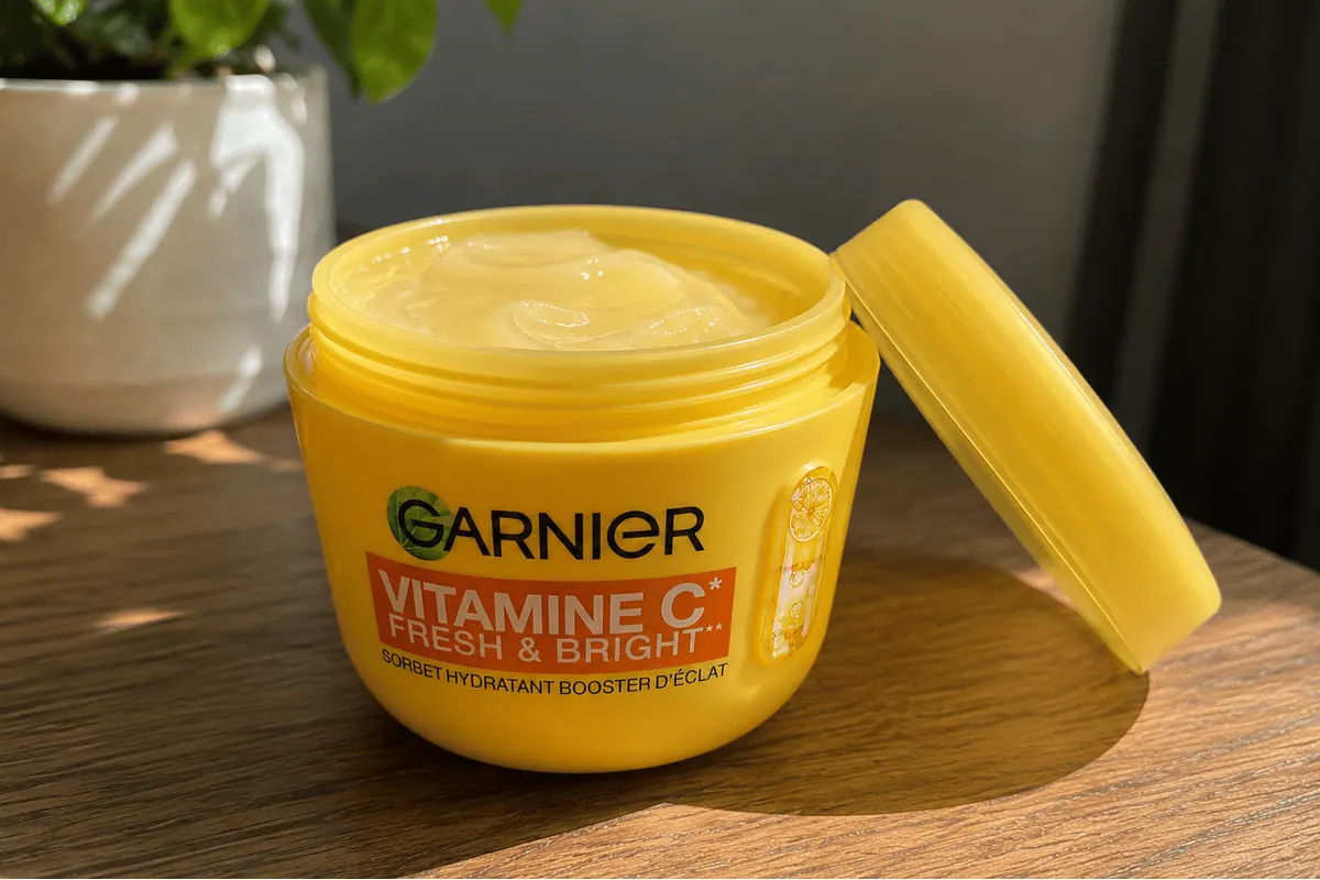 Pot Garnier Vitamine C Fresh and Bright ouvert avec la texture sorbet crème visible à l'intérieur