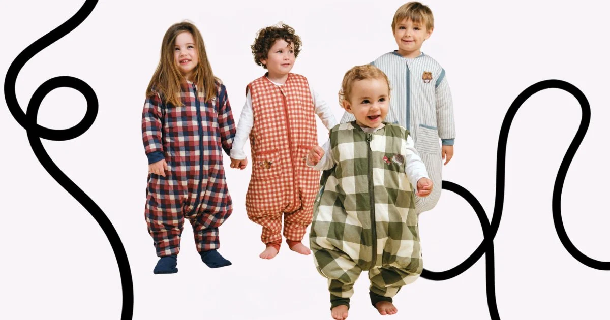 Quatre enfants portant des gigoteuses à pieds Molis&Co à carreaux et à rayures