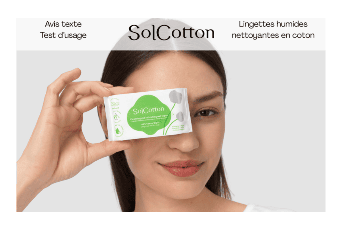 Test produit gratuit Sampleo Solcotton jeune femme tenant un paquet vert et blanc de lingettes humides nettoyantes en coton devant son visage logo SolCotton avis texte test d'usage fond blanc