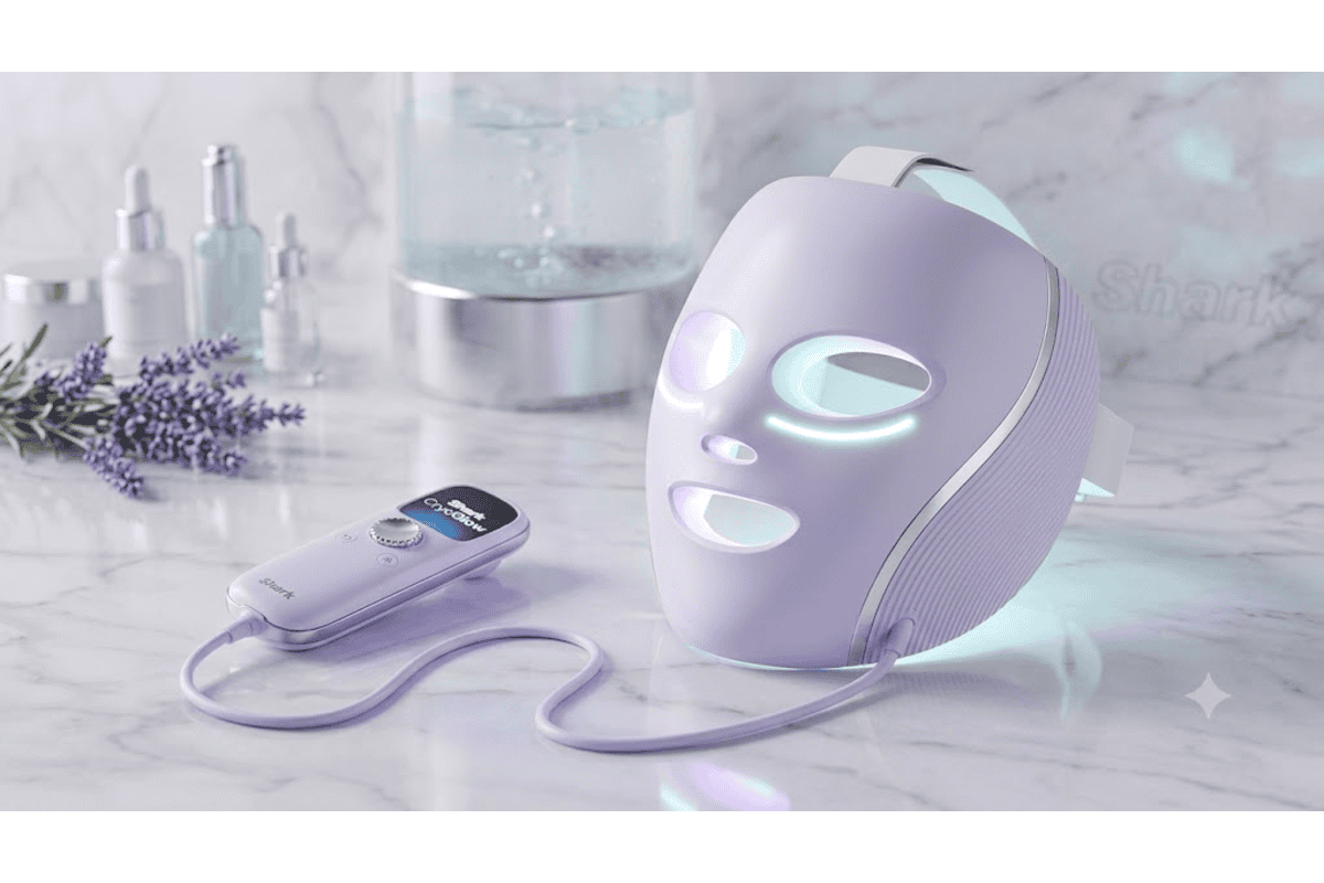 Masque LED Shark CryoGlow lavande avec télécommande LED bleues sur marbre blanc lavande sérums flacons ambiance spa