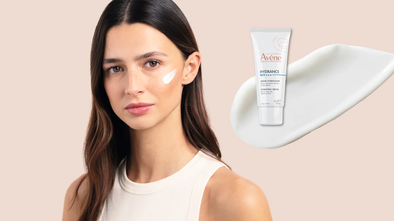 Crème Avène Hydrance Rich présentée avec une femme appliquant le soin sur sa joue