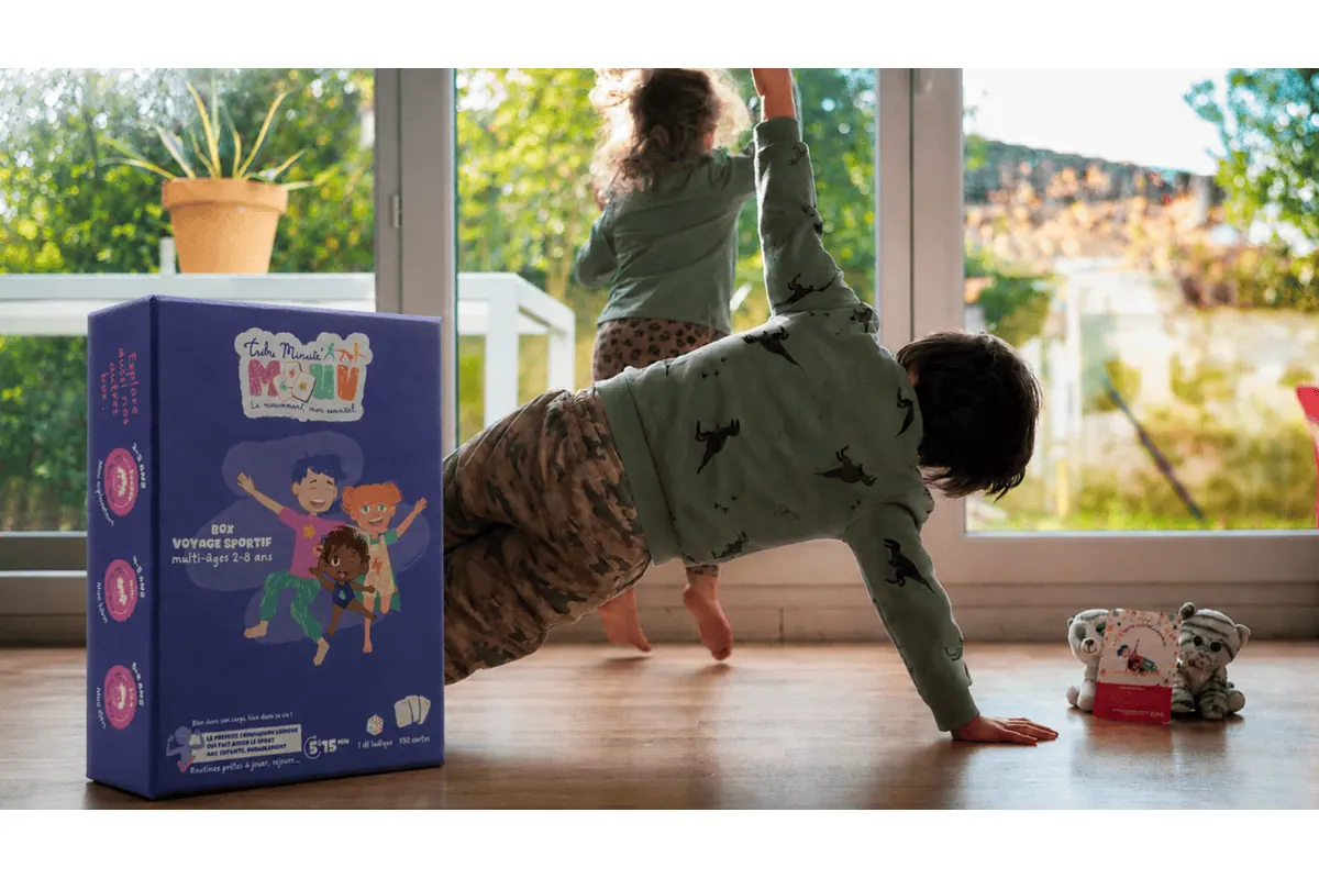 Tribu Minute'Mouv Box Voyage Sportif multi-âges 2-8 ans coffret violet + enfants en train de bouger salon test gratuit Mamadvisor