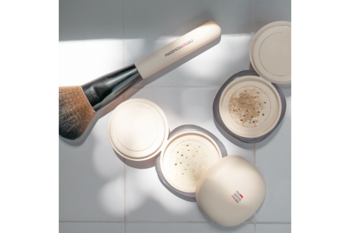 Poudre Pro Glow Mademoiselle bio finition extra fine effet floutant acide hyaluronique pinceau maquillage eclat