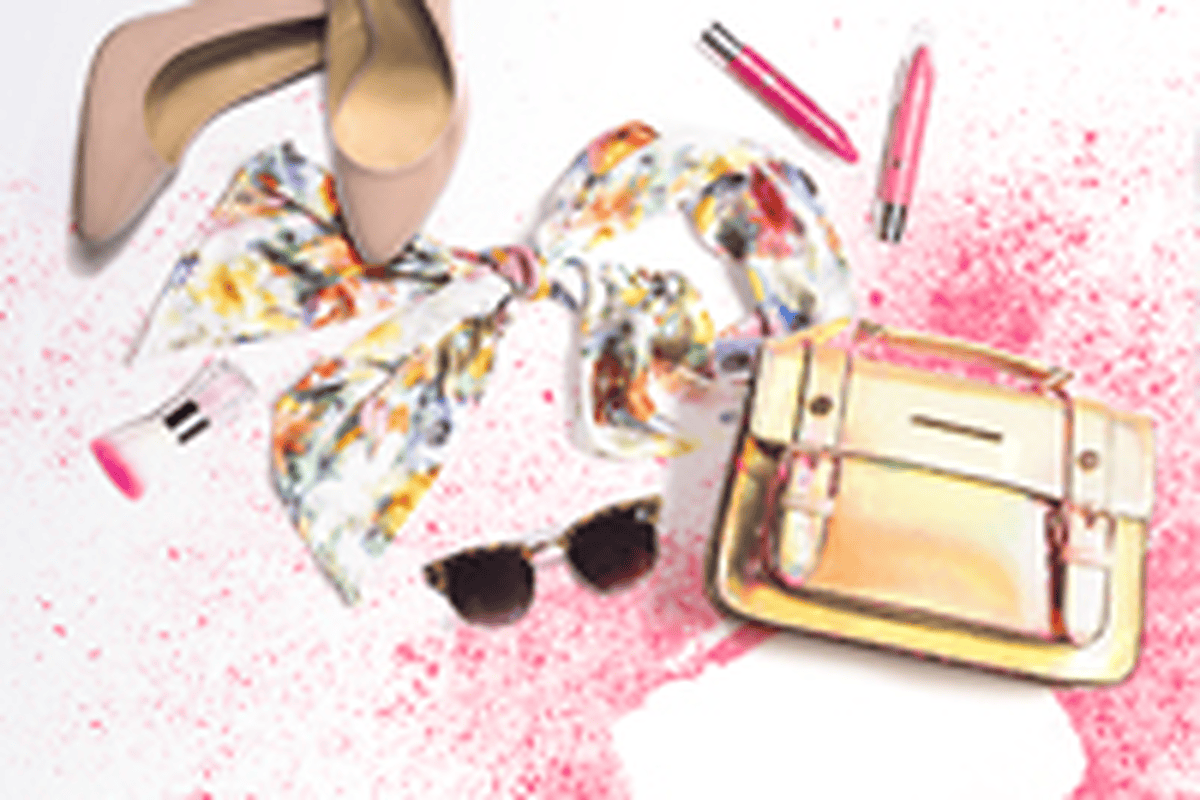 Accessoires mode et maquillage — escarpins, foulard fleuri, sac, lunettes de soleil, rouges à lèvres et vernis — sur fond de poudre rose