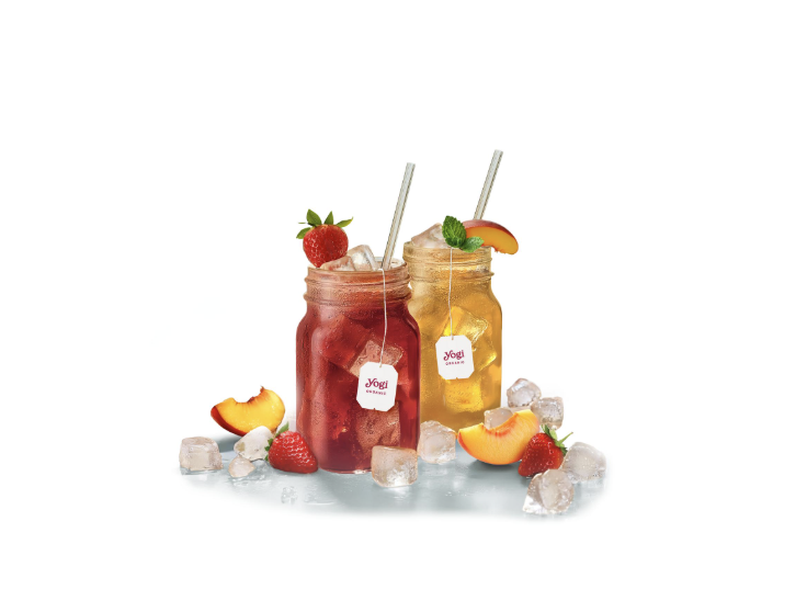Yogi Infusion à Froid bio dans des mason jars avec fraises et pêches